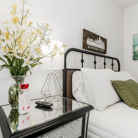 Becky & Marvels 420 Stay - Private Room Kansas City Extérieur photo